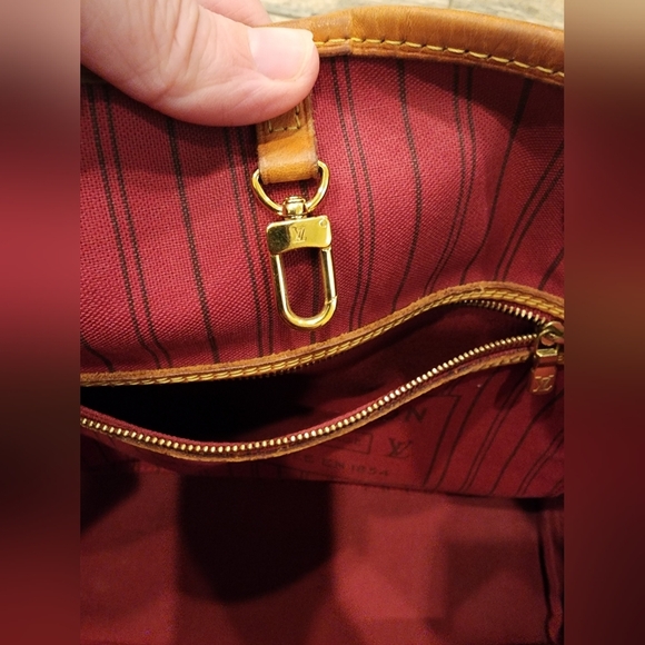 Louis Vuitton Neverfull MM Red Interior 
❤️ - Picture 12 of 16